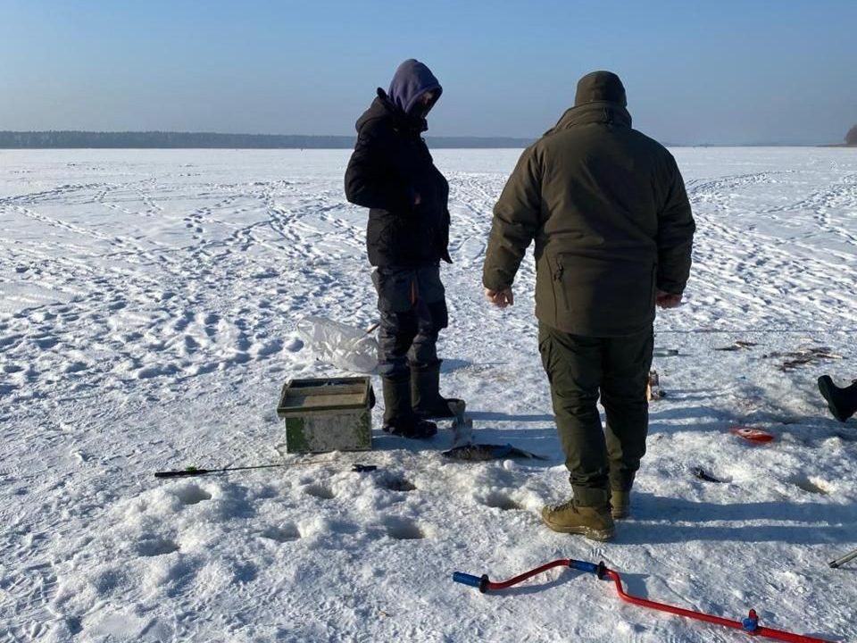 Рейд у Малині: двоє чоловіків ловили рибу на зимувальній ямі – інспектори склали адмінпротоколи