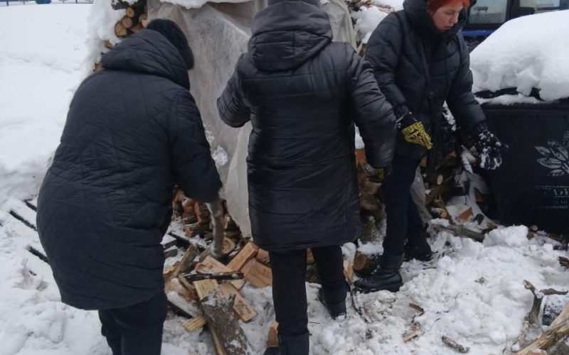 Від плетіння сіток до заготівлі дров: у Коростені та Малині долучаються до “Армії відновлення”