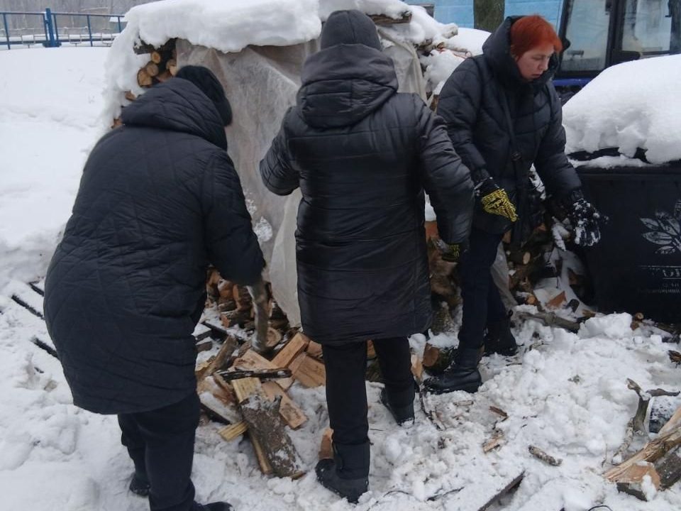 Від плетіння сіток до заготівлі дров: у Коростені та Малині долучаються до “Армії відновлення”