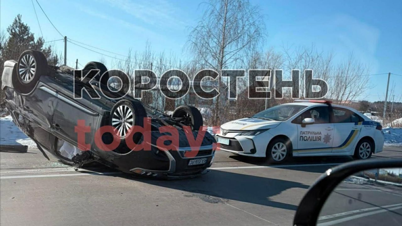 Біля Коростеня зіштовхнулись Audi та Mitsubishi: одна автівка опинилась на даху