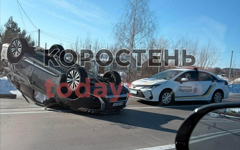 Біля Коростеня зіштовхнулись Audi та Mitsubishi: одна автівка опинилась на даху