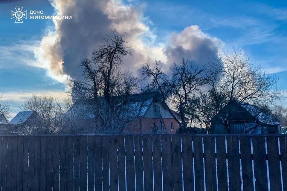 У селі Малинської громади 8 рятувальників ліквідовували пожежу в житловому будинку