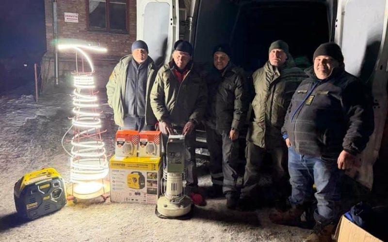 Волонтери з Коростеня допомогли відновити тепло у 10 будинках столиці після атак на інфраструктуру