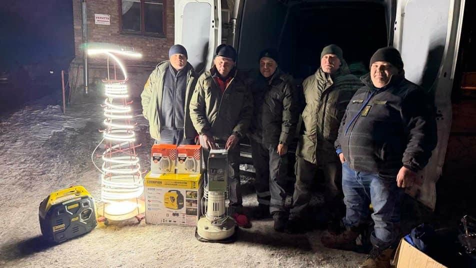 Волонтери з Коростеня допомогли відновити тепло у 10 будинках столиці після атак на інфраструктуру