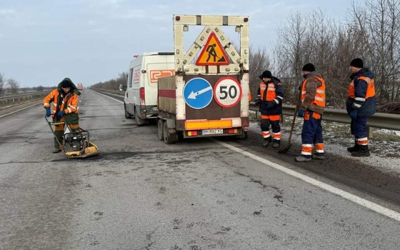 Під час морозу на Житомирщині та ще в чотирьох областях триває інтенсивний ямковий ремонт
