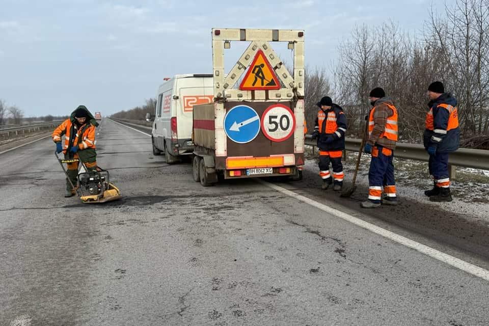 Під час морозу на Житомирщині та ще в чотирьох областях триває інтенсивний ямковий ремонт