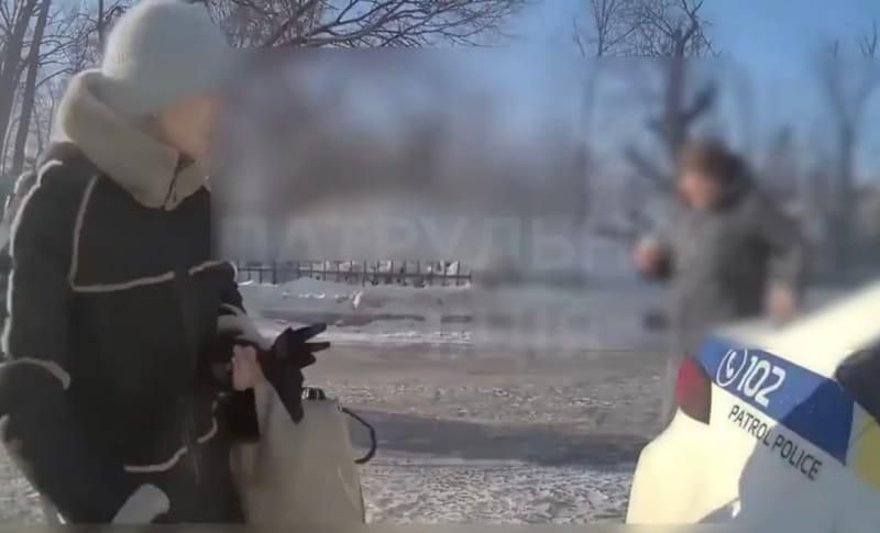 На Коростенщині патрульні допомогли жінці з відкритим переломом пальця доїхати до медзакладу