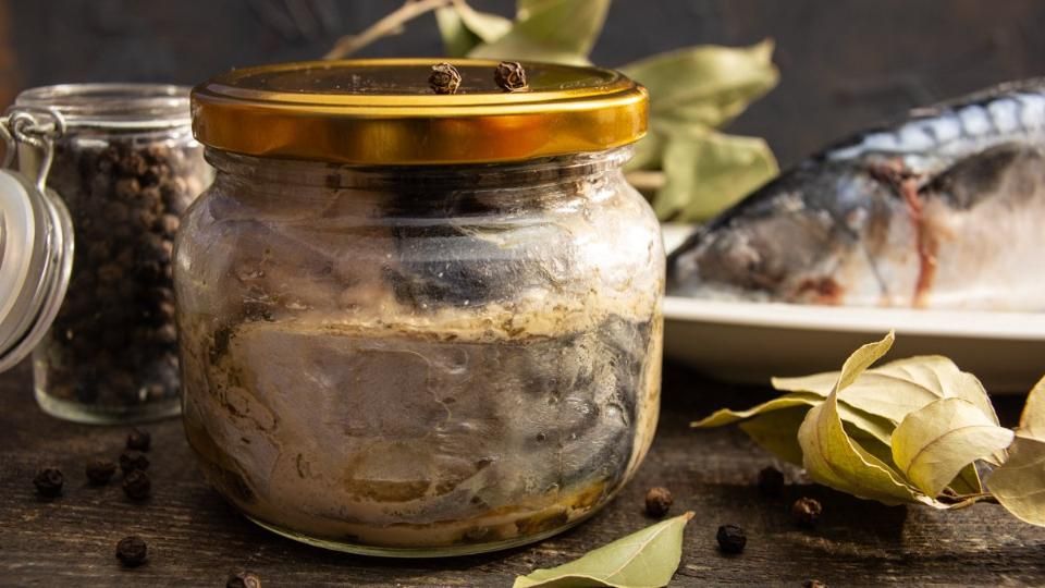 Небезпечні домашні консерви: з початку року в Олевську виявили випадок ботулізму