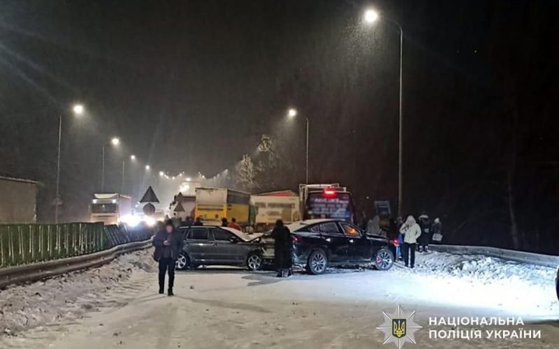 Чотири людини травмовані у ДТП за участі 11 автомобілів на трасі в Житомирській області