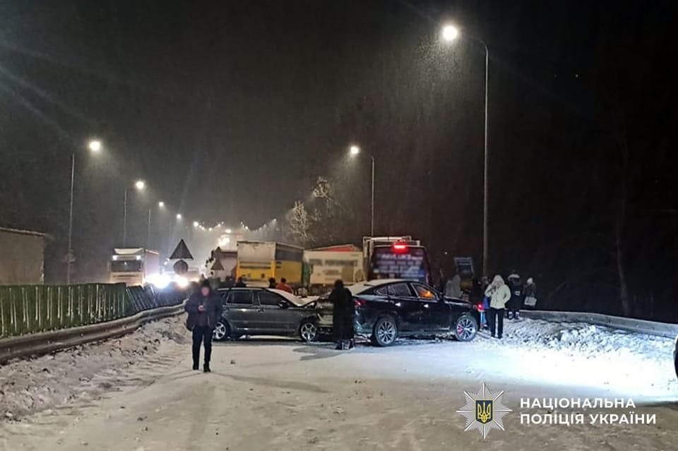Чотири людини травмовані у ДТП за участі 11 автомобілів на трасі в Житомирській області