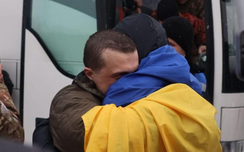 Обмін після довгої паузи: до України повернулись 157 військових та цивільних