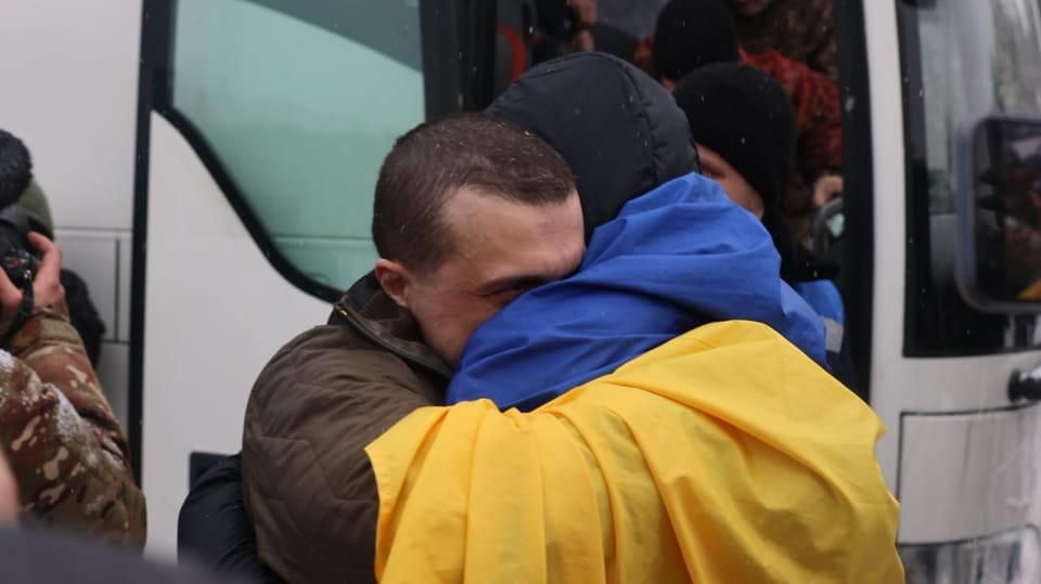 Обмін після довгої паузи: до України повернулись 157 військових та цивільних