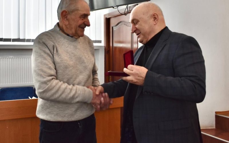 За внесок у розвиток громади: Почесного громадянина Коростеня нагородили орденом “За заслуги”