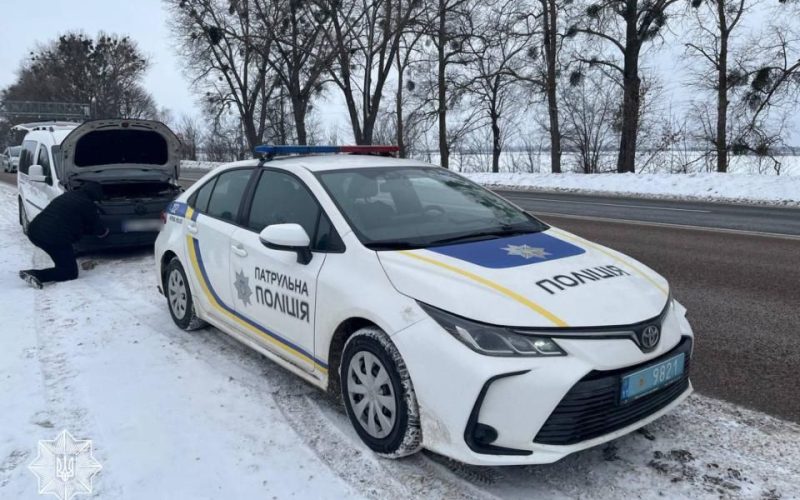 На трасі в Коростенському районі поліцейські допомогли водієві відбуксирували авто, що зламалося на перехресті