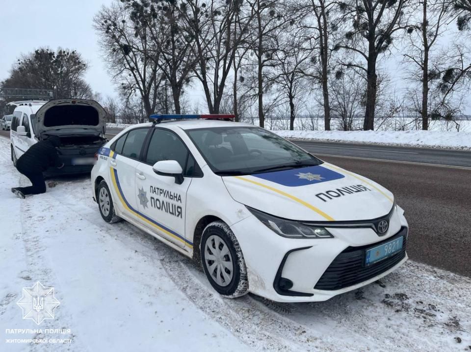 На трасі в Коростенському районі поліцейські допомогли водієві відбуксирували авто, що зламалося на перехресті
