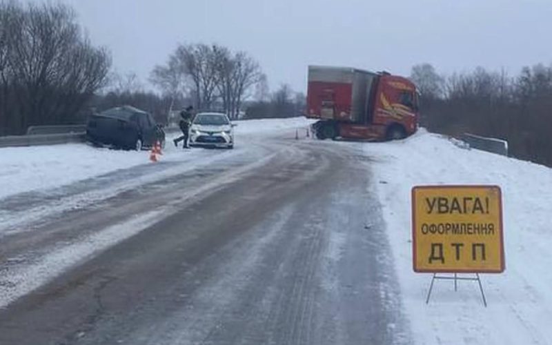 На автодорозі в Лугинській громаді сталася ДТП з потерпілими: рух транспорту частково ускладнений