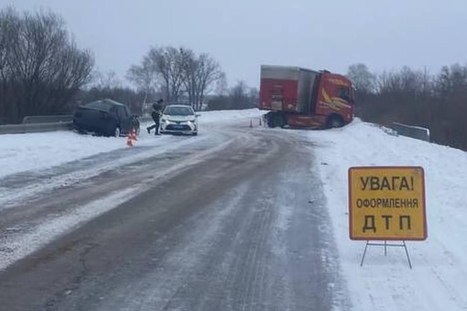 На автодорозі в Лугинській громаді сталася ДТП з потерпілими: рух транспорту частково ускладнений