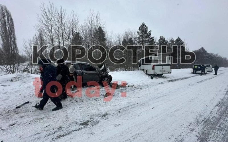 Поблизу Коростеня зіткнулися автобус та KIA