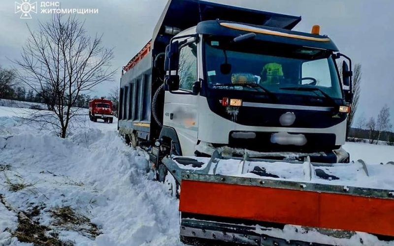 У селі Овруцької громади в заметі застрягла снігоприбиральна машина