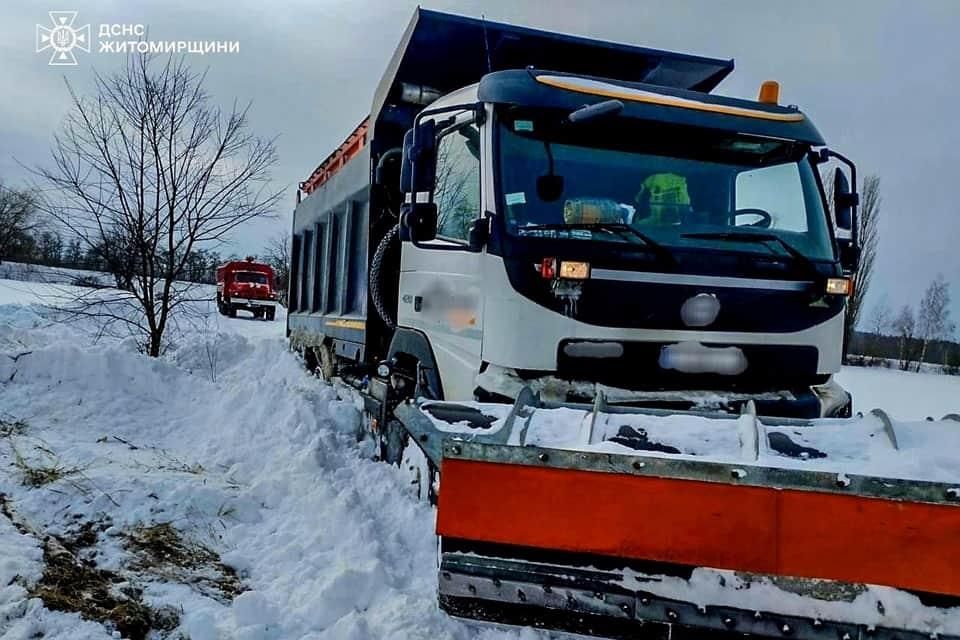 У селі Овруцької громади в заметі застрягла снігоприбиральна машина