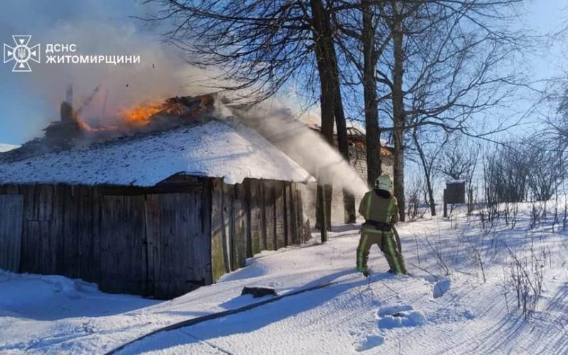 У селі Народицької громади сталася пожежа в приватному будинку: знищено покрівлю та речі всередині