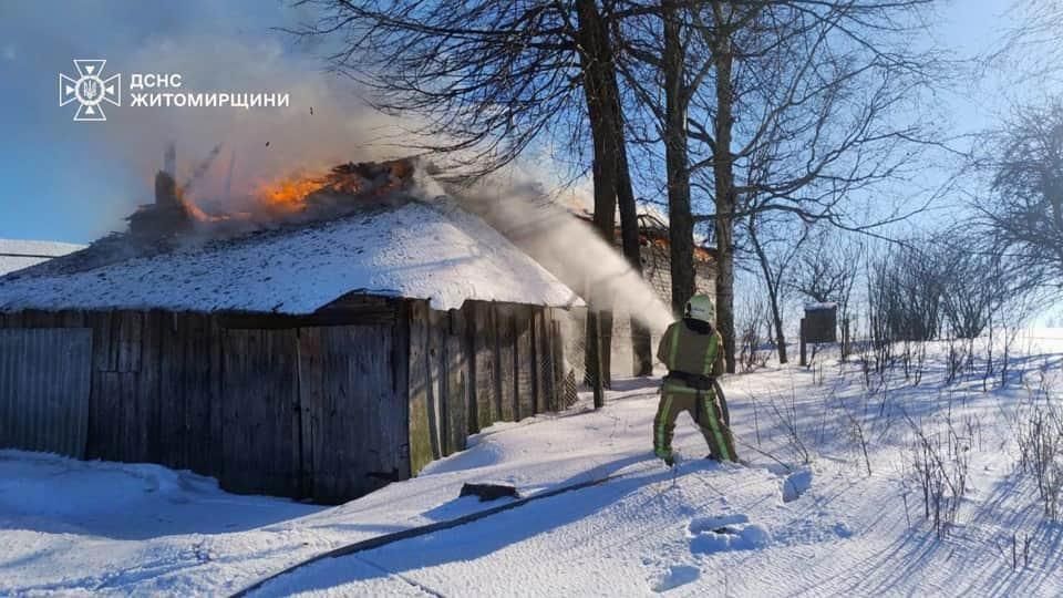 У селі Народицької громади сталася пожежа в приватному будинку: знищено покрівлю та речі всередині