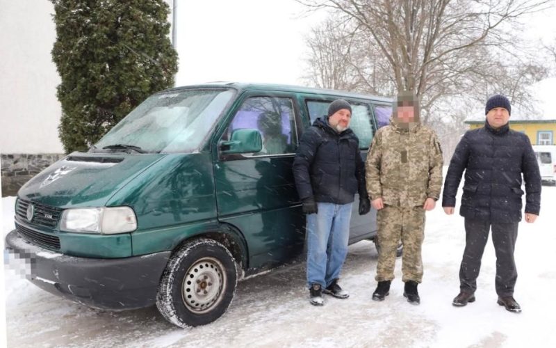 Бійцю з Олевської громади придбали та передали на фронт автівку