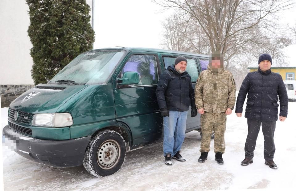 Бійцю з Олевської громади придбали та передали на фронт автівку