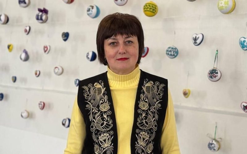Майстриня з Овруча створює унікальні святкові прикраси, вишиті хрестиком