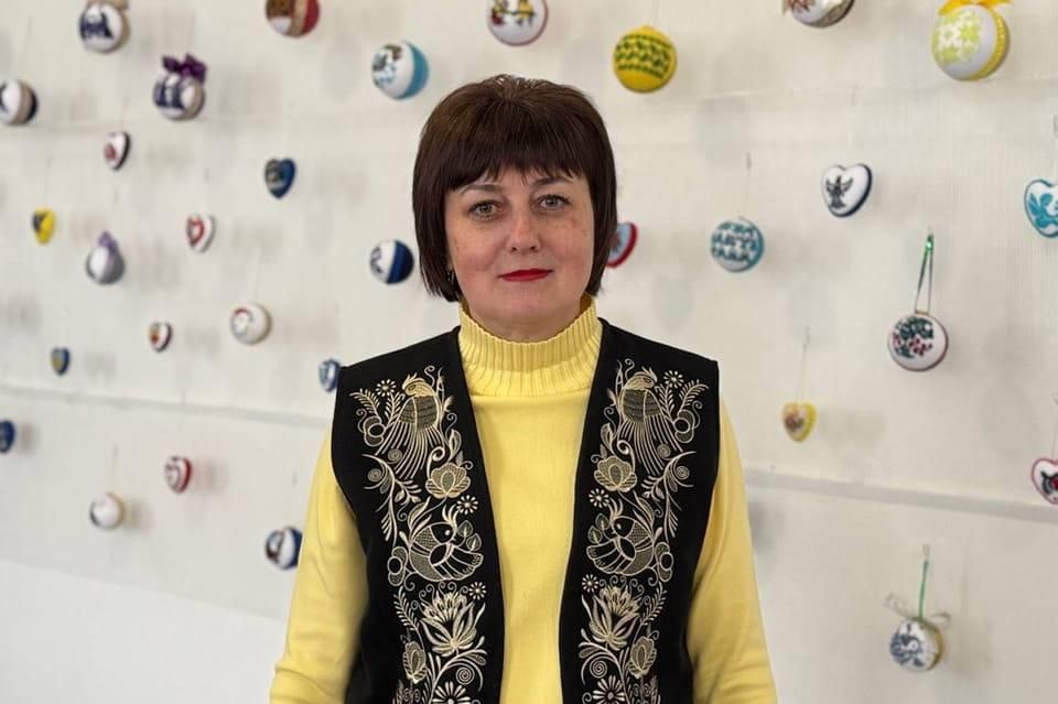 Майстриня з Овруча створює унікальні святкові прикраси, вишиті хрестиком