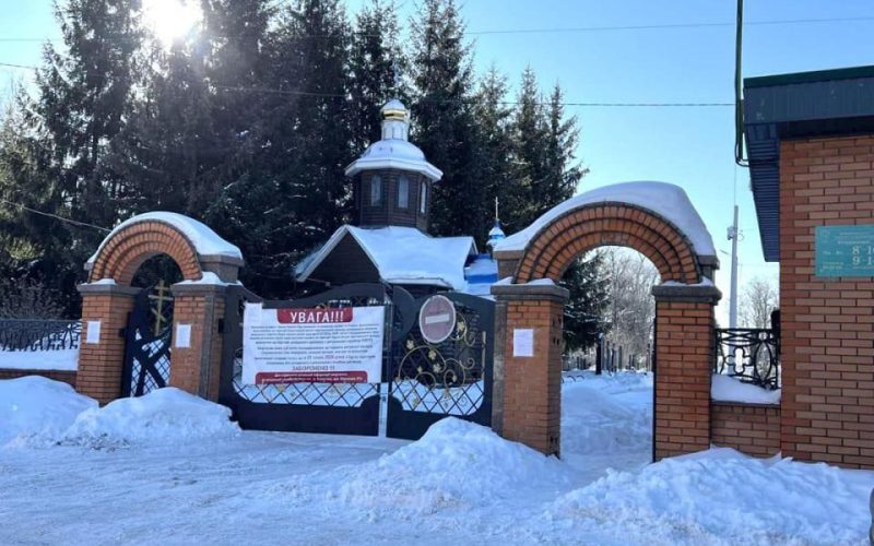 У Коростені обмежили в’їзд приватного транспорту на територію центрального кладовища