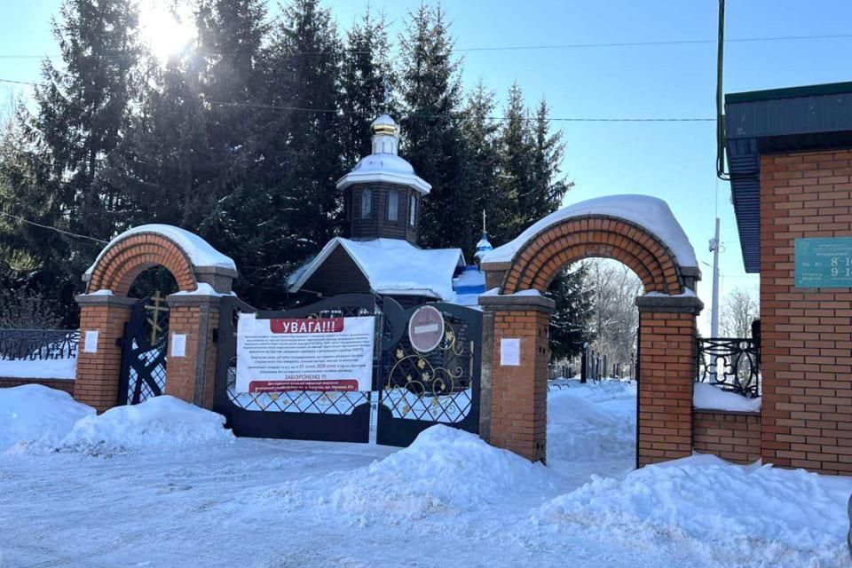 У Коростені обмежили в’їзд приватного транспорту на територію центрального кладовища