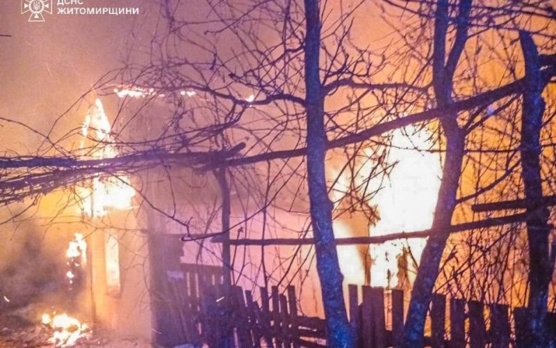 У селі на Коростенщині сталася пожежа: 55‑річна жінка отримала опіки, дитина — отруєння продуктами горіння