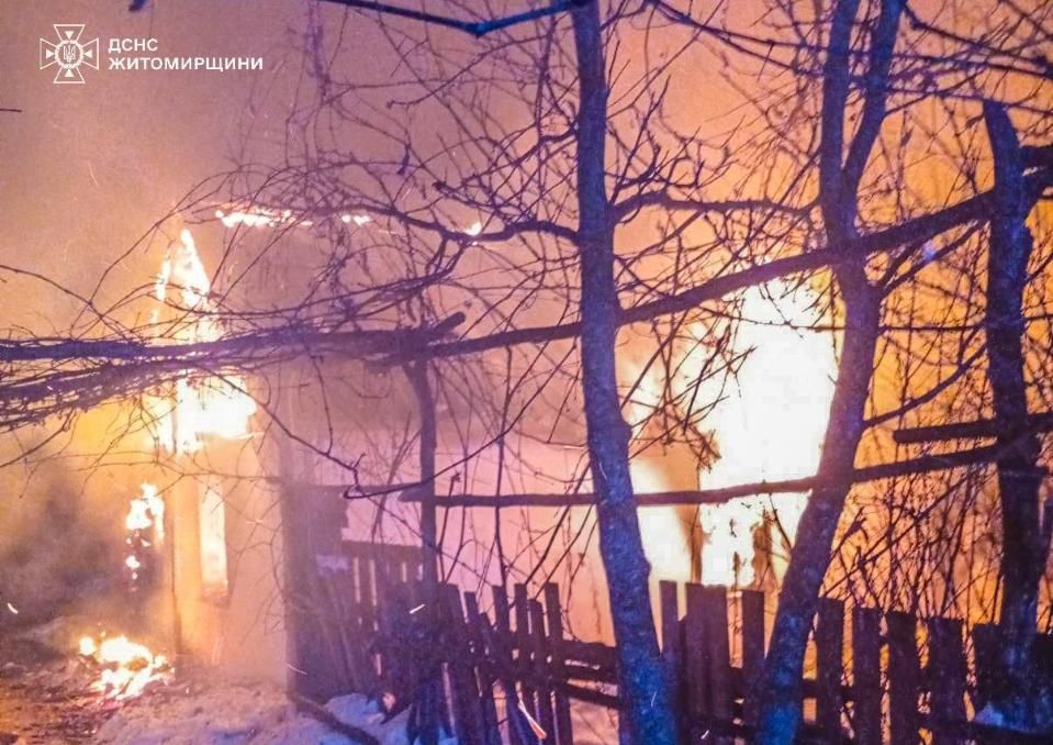 У селі на Коростенщині сталася пожежа: 55‑річна жінка отримала опіки, дитина — отруєння продуктами горіння