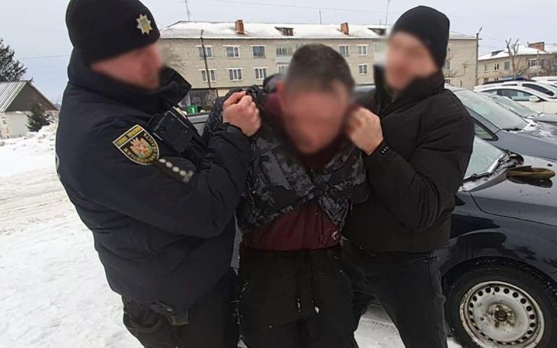 Накинувся з ножем на поліцейського: на Житомирщині чоловіку загрожує довічне за напад