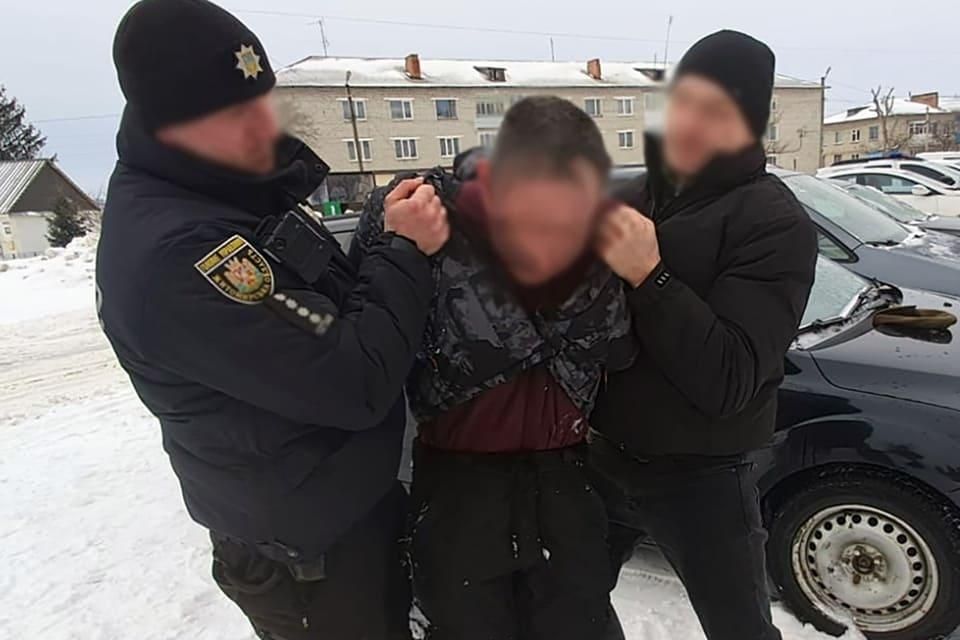 Накинувся з ножем на поліцейського: на Житомирщині чоловіку загрожує довічне за напад