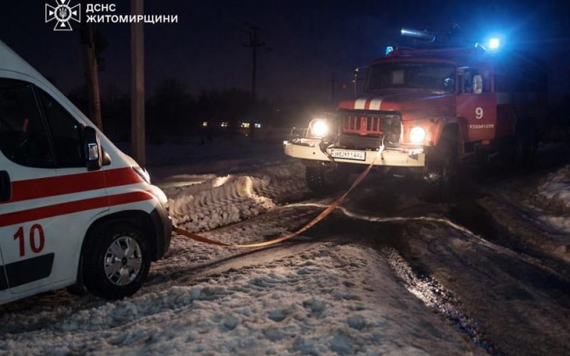 У Коростенському районі рятувальники витягували «швидку» зі снігової пастки