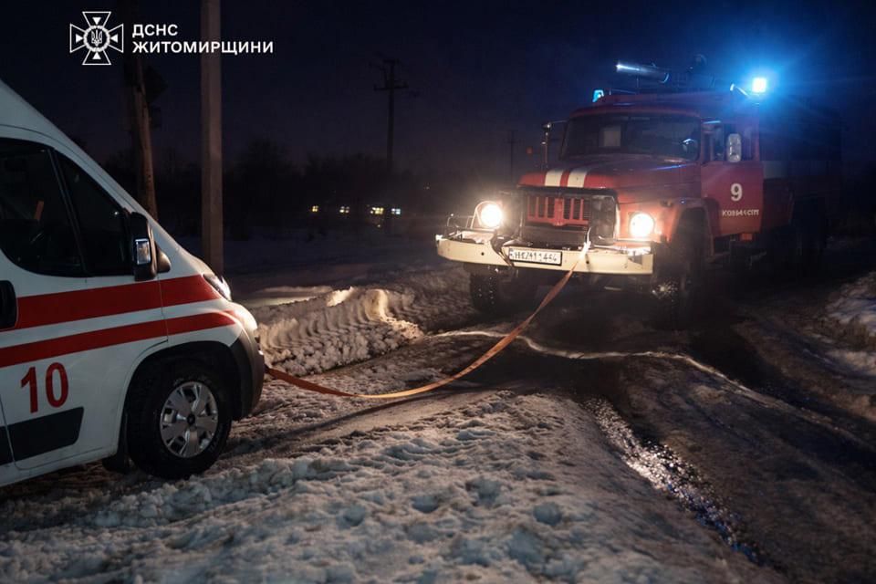 У Коростенському районі рятувальники витягували «швидку» зі снігової пастки