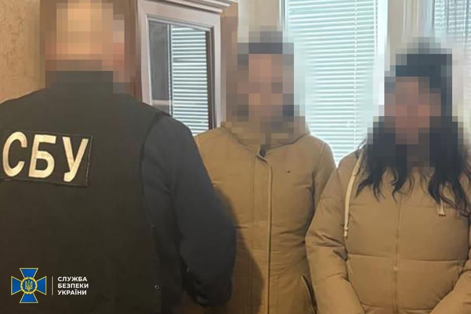 Контрактниця ЗСУ з подругою виготовляли бомби для російських терактів у Житомирській та Київській областях: деталі затримання