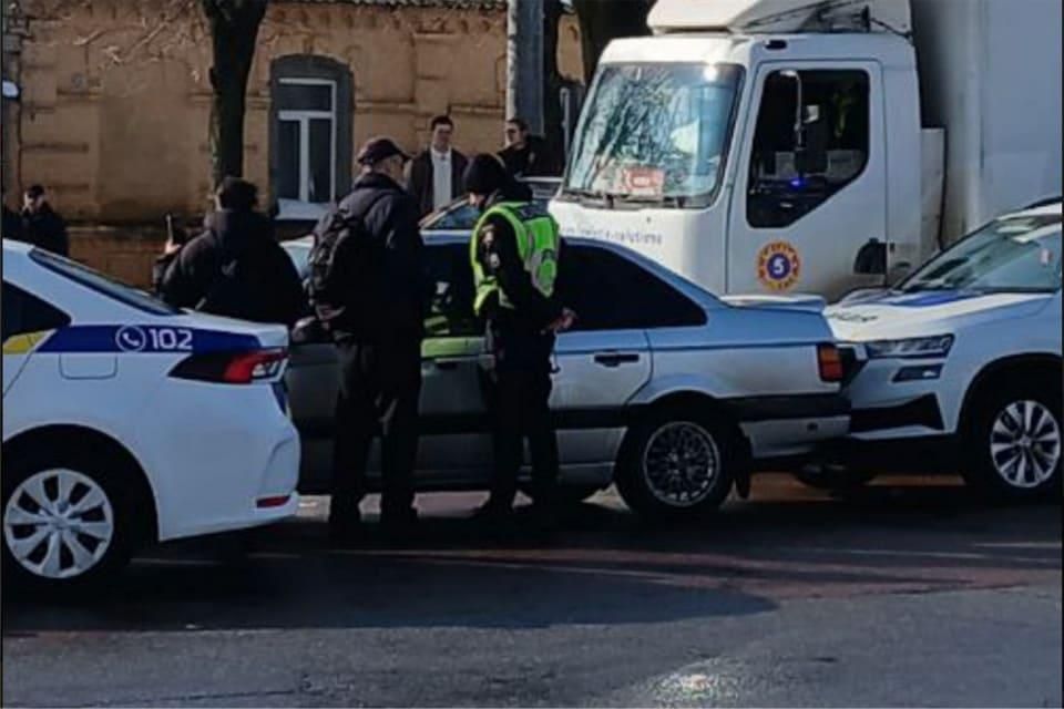 На Житомирщині водій збив поліцейського, пошкодив три службові авто та влаштував втечу містом