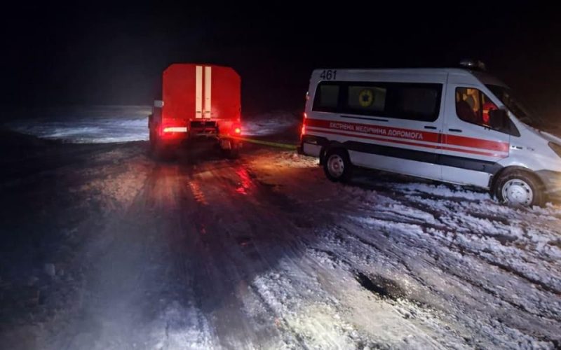 У селі на Овруччині рятувальники допомогли медикам, чия автівка застрягла вночі