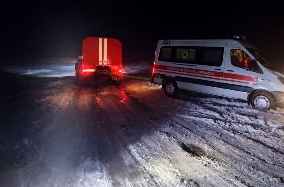 У селі на Овруччині рятувальники допомогли медикам, чия автівка застрягла вночі