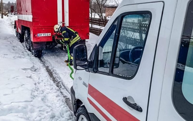 На Овруччині рятувальники витягнули “швидку” із заметеної сільської дороги