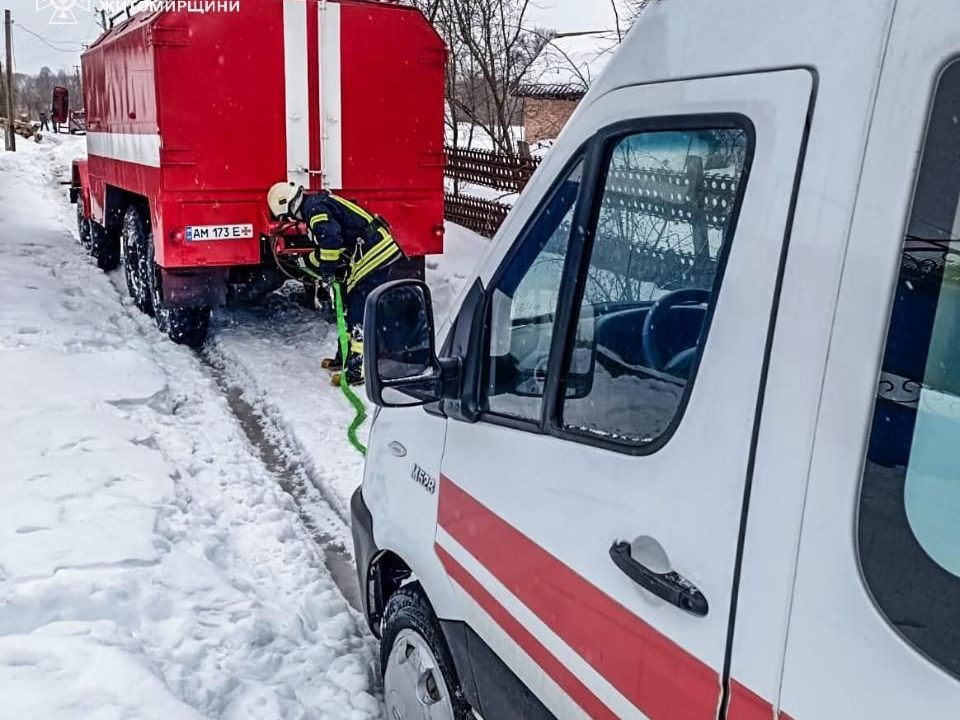 На Овруччині рятувальники витягнули “швидку” із заметеної сільської дороги