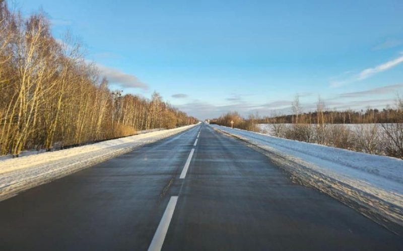 «Асфальт сходить зі снігом»: у Службі відновлення пояснили причини руйнування доріг Житомирщини та назвали ділянки, де триває ремонт