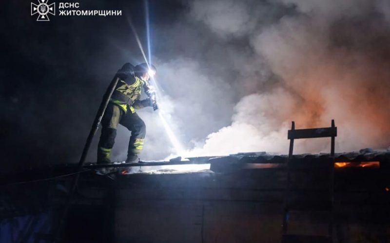 Знищено дах та 3 тонни сіна: у селі Олевської громади рятувальники гасили пожежу у господарчій будівлі