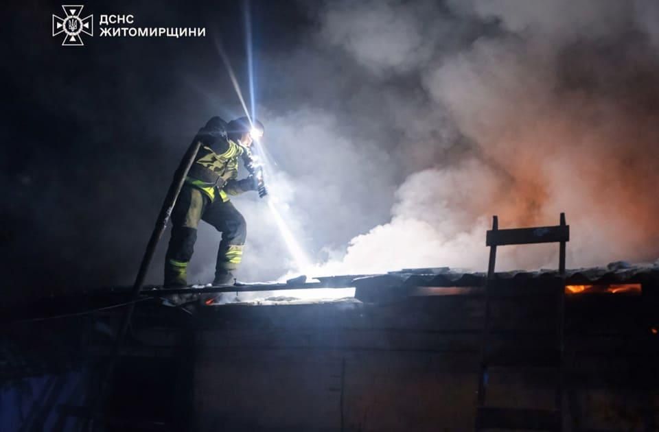 Знищено дах та 3 тонни сіна: у селі Олевської громади рятувальники гасили пожежу у господарчій будівлі