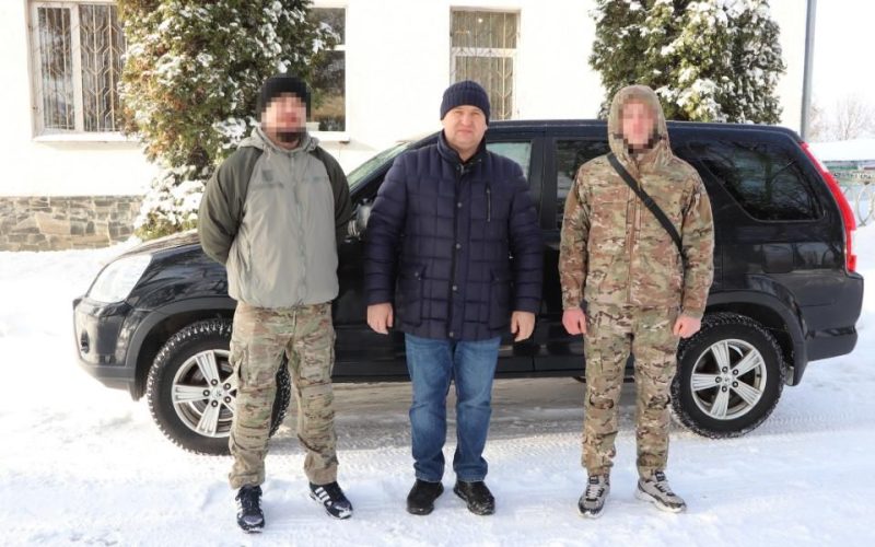 Військовому з Олевська на Покровський напрямок передали автомобіль: кошти зібрали громадою