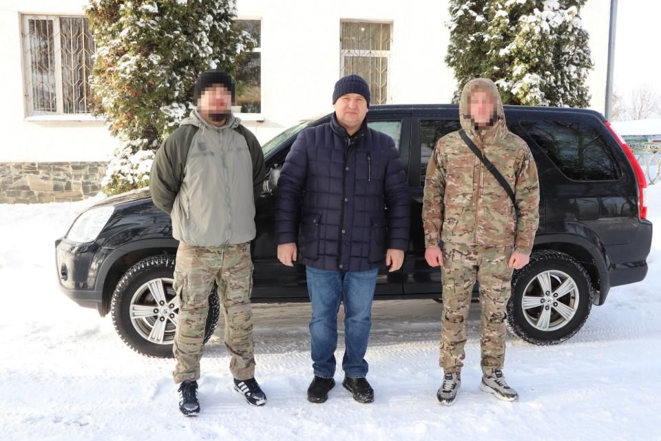 Військовому з Олевська на Покровський напрямок передали автомобіль: кошти зібрали громадою