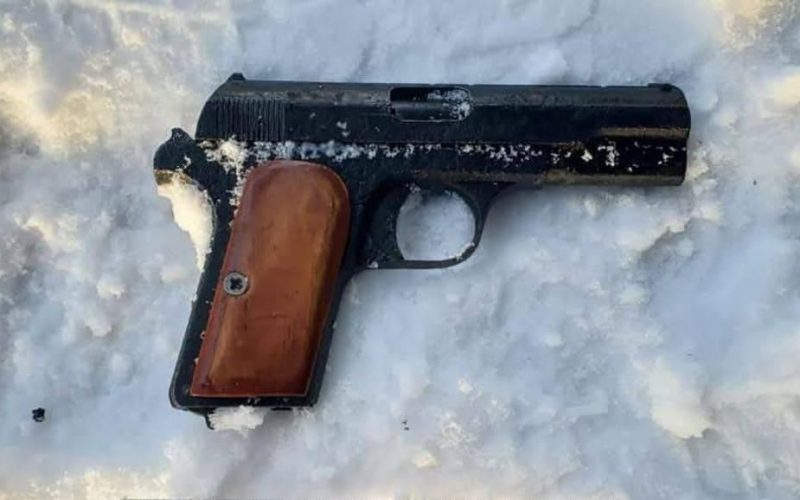 На одній з вулиць у Коростені поліцейські вилучили у чоловіка пістолет: сказав, що зброю «знайшов на смітнику»